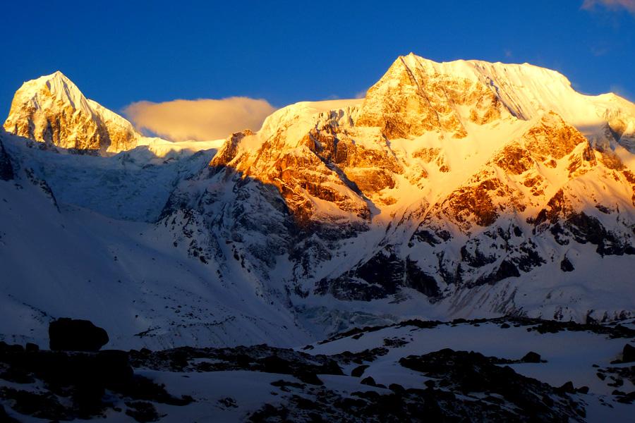 Larkya Peak and surrounding mountains 